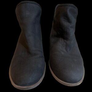 LUCKY black leather ankle boots with a V-cut side accent - size 10M